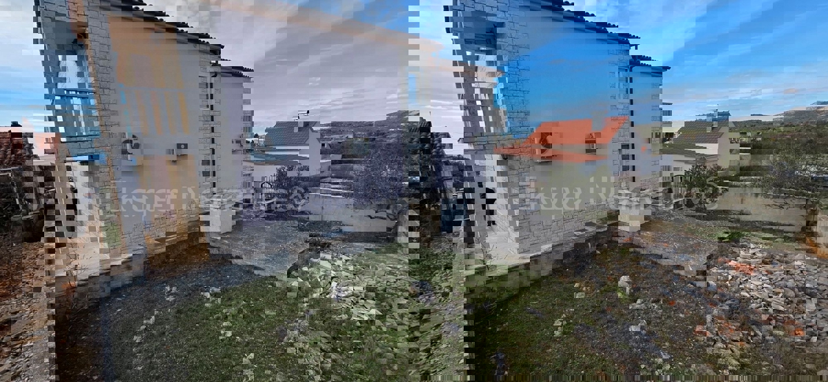 Primošten, casa indipendente 225 m2 con 4 unità abitative