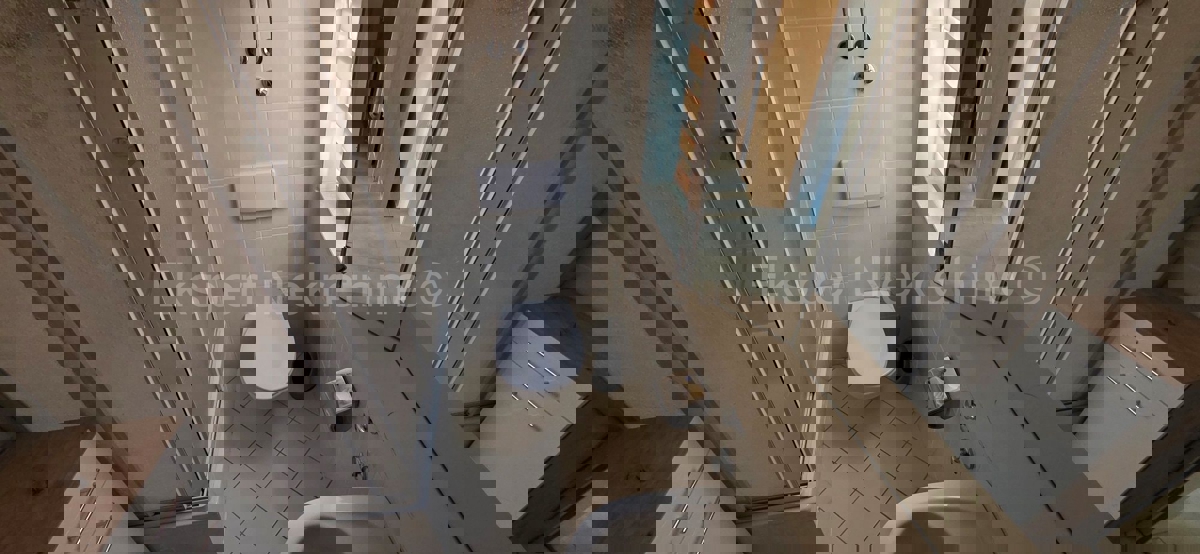 Primošten, casa indipendente 225 m2 con 4 unità abitative