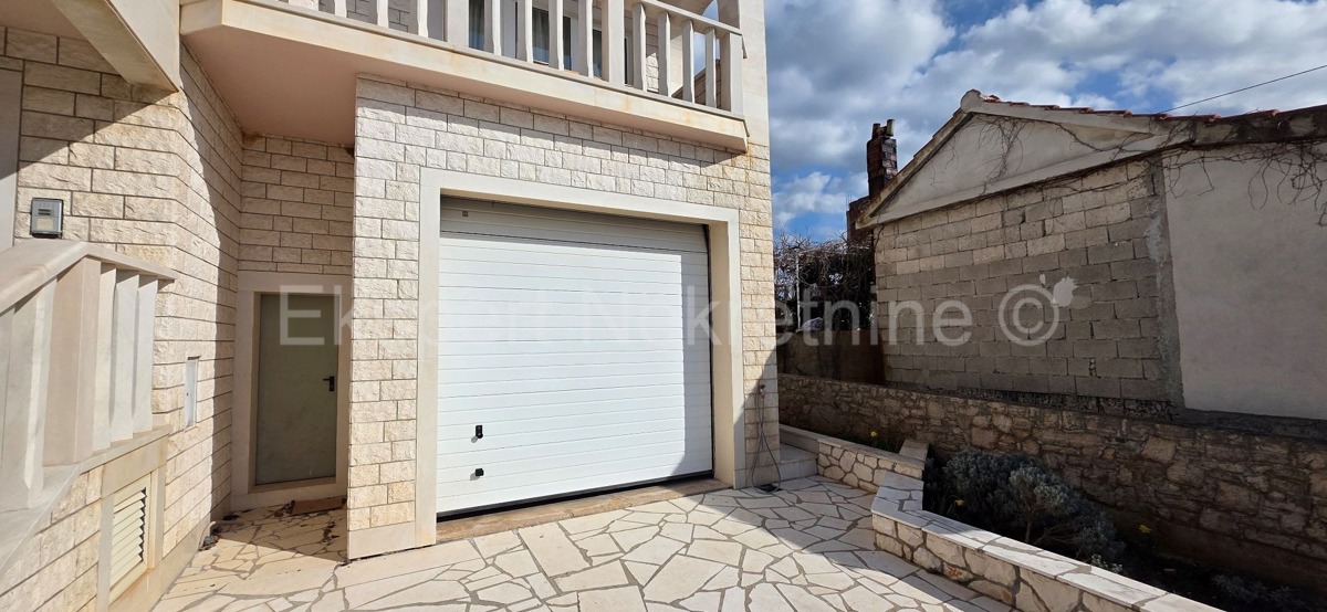 Primošten, Supljak, detached house 400 m2 with large basement and 2 apartments