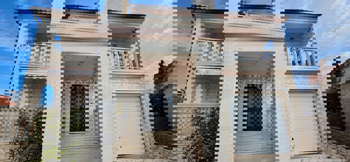 Primošten, casa indipendente 225 m2 con 4 unità abitative