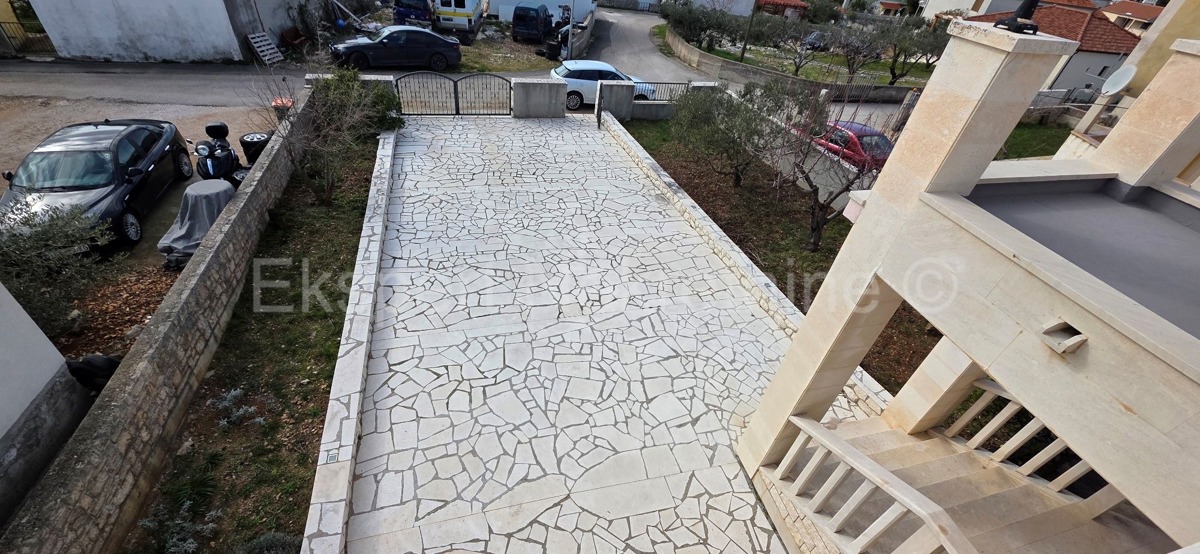 Primošten, Supljak, detached house 400 m2 with large basement and 2 apartments