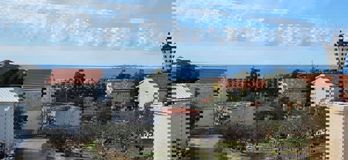 Primošten, casa indipendente 225 m2 con 4 unità abitative