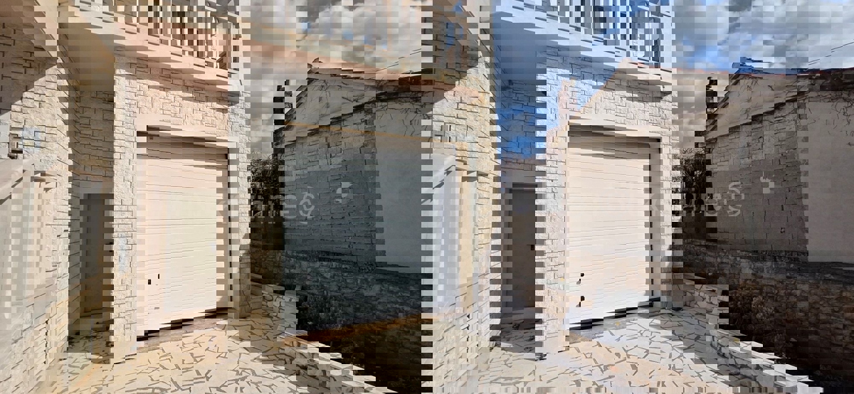 Primošten, casa indipendente 225 m2 con 4 unità abitative