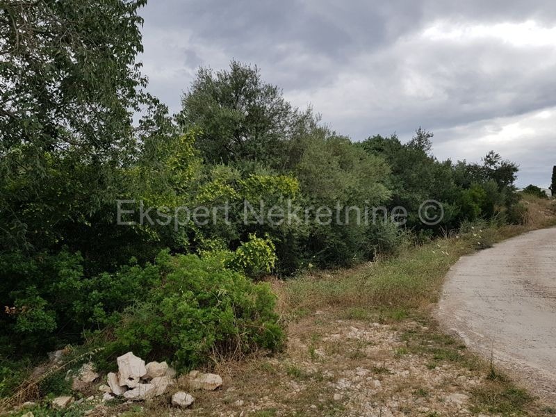 Čiovo, Okrug Donji, terreno edificabile 2872 m2, posizione vantaggiosa e tranquilla