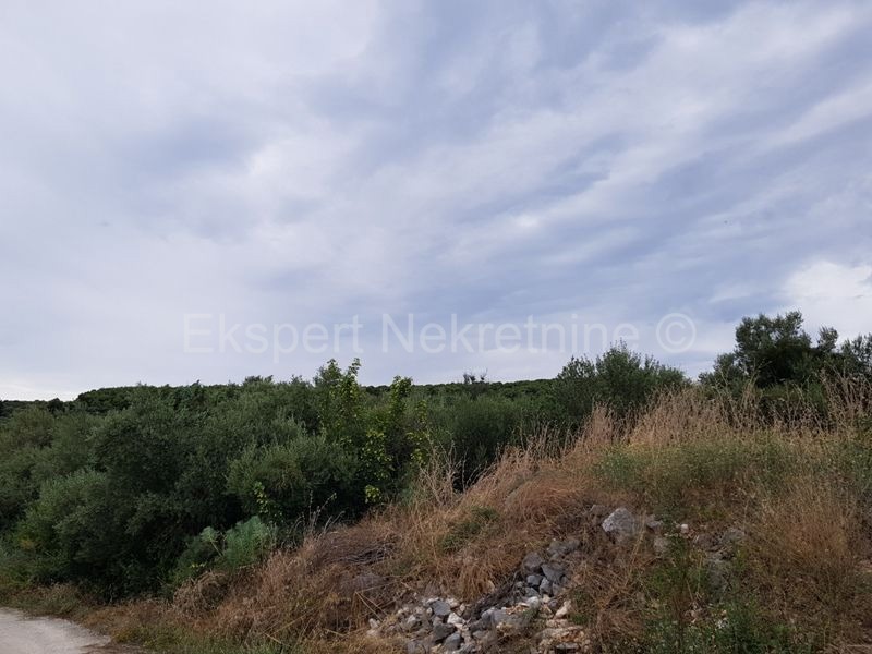 Čiovo, Okrug Donji, terreno edificabile 2872 m2, posizione vantaggiosa e tranquilla