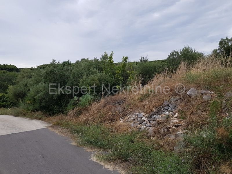 Čiovo, Okrug Donji, terreno edificabile 2872 m2, posizione vantaggiosa e tranquilla