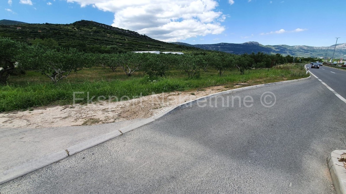Kaštel Štafilić, terreno agricolo 2200 m2, proprio accanto all'autostrada,