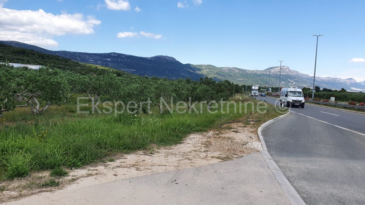Kaštel Štafilić, terreno agricolo 2200 m2, proprio accanto all'autostrada,