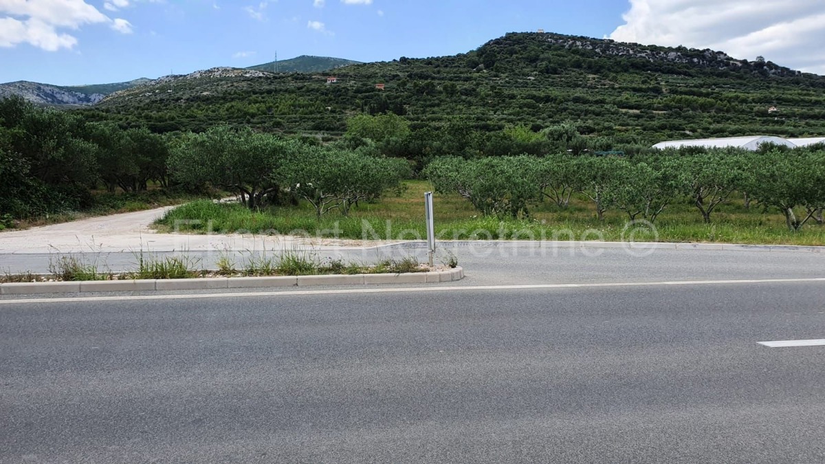 Kaštel Štafilić, terreno agricolo 2200 m2, proprio accanto all'autostrada,