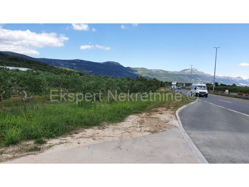 Kaštel Štafilić, terreno agricolo 2200 m2, proprio accanto all'autostrada,