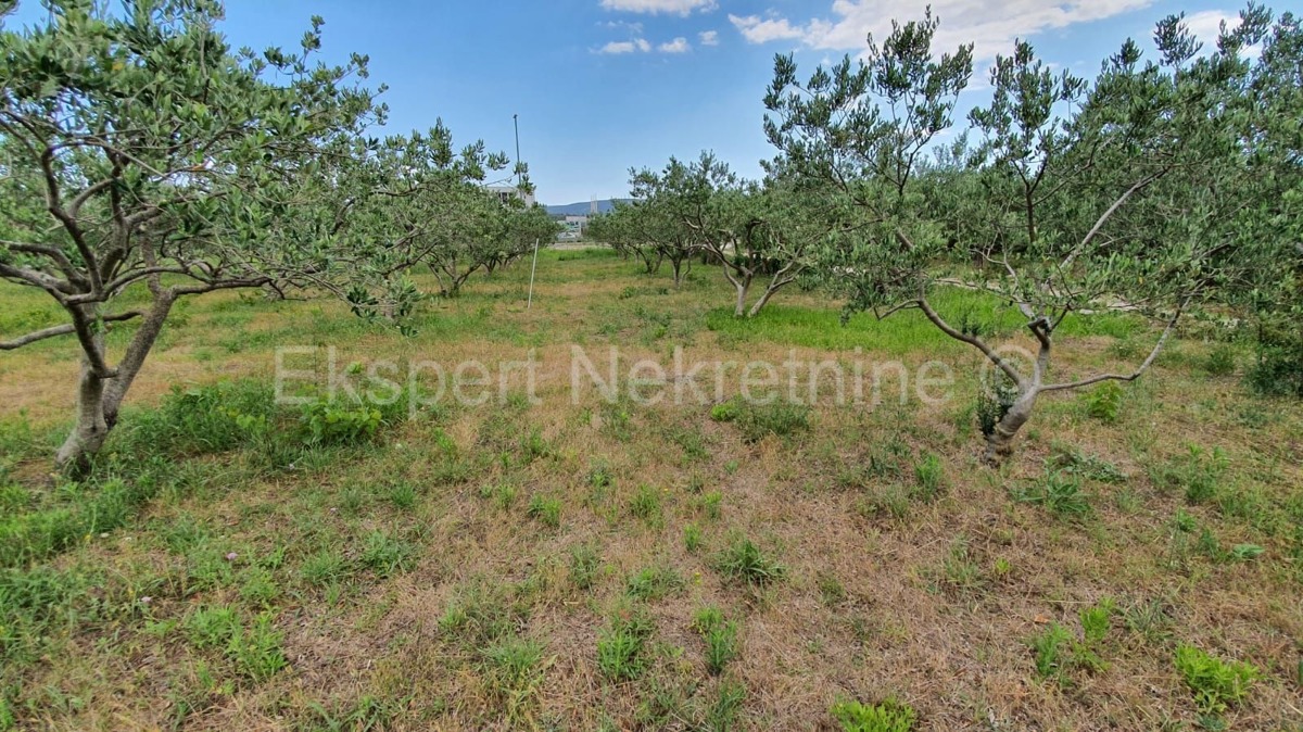Kaštel Štafilić, terreno agricolo 2200 m2, proprio accanto all'autostrada,