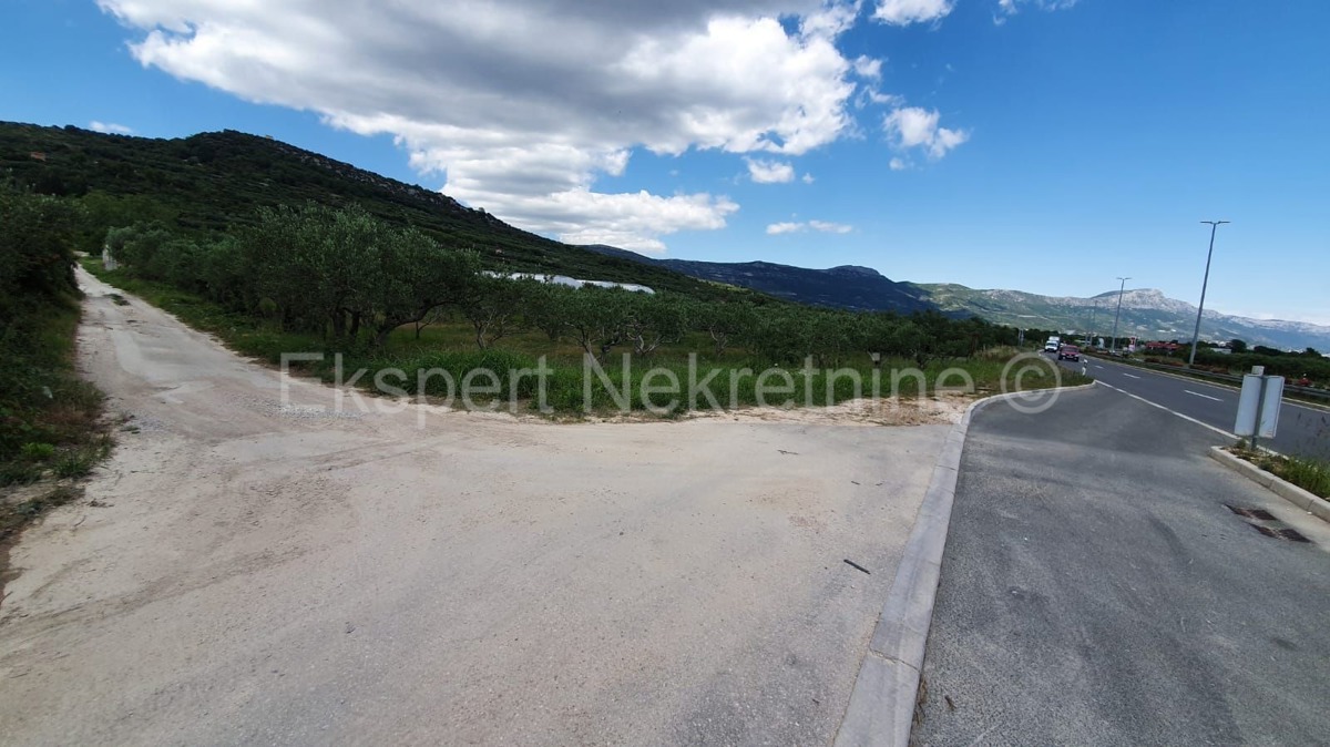 Kaštel Štafilić, terreno agricolo 2200 m2, proprio accanto all'autostrada,