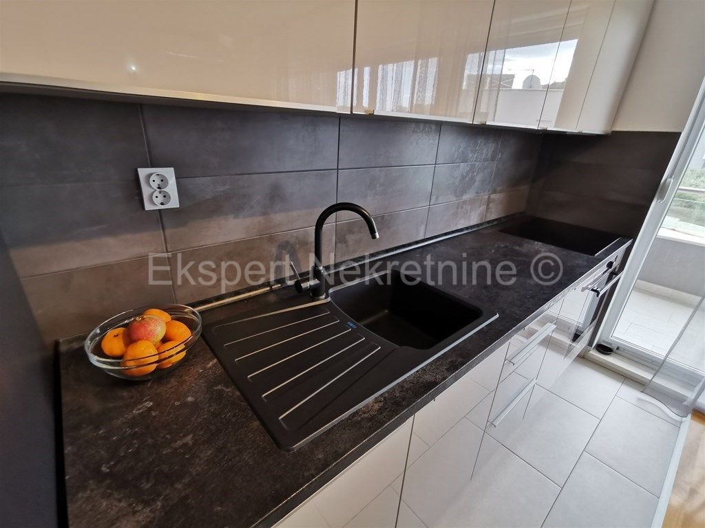 Podstrana, Strožanac, appartamento bilocale 77m2, garage