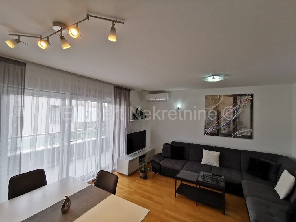 Podstrana, Strožanac, appartamento bilocale 77m2, garage