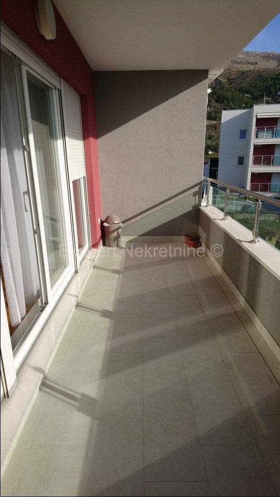 Podstrana, Strožanac, appartamento bilocale 77m2, garage