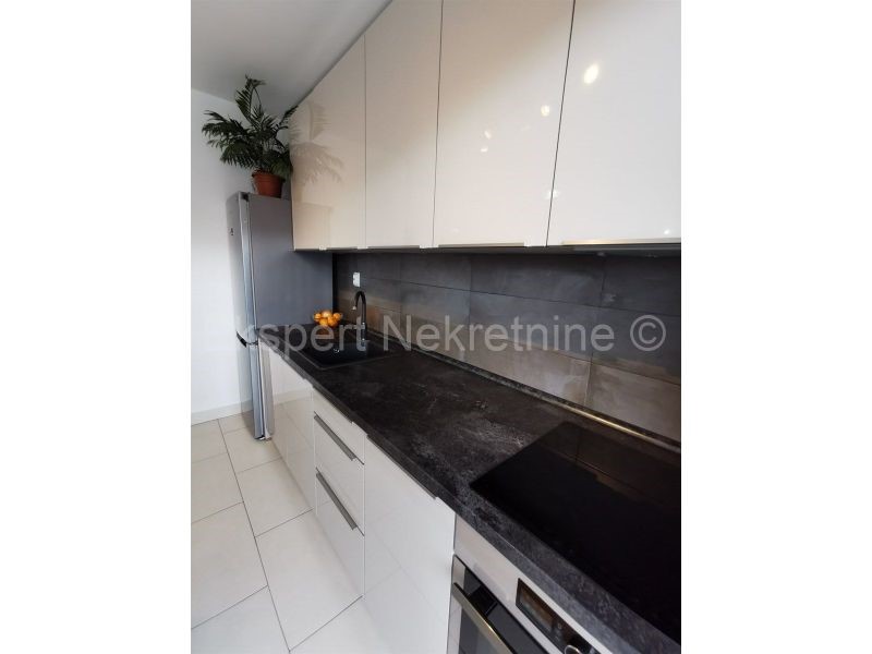 Podstrana, Strožanac, appartamento bilocale 77m2, garage