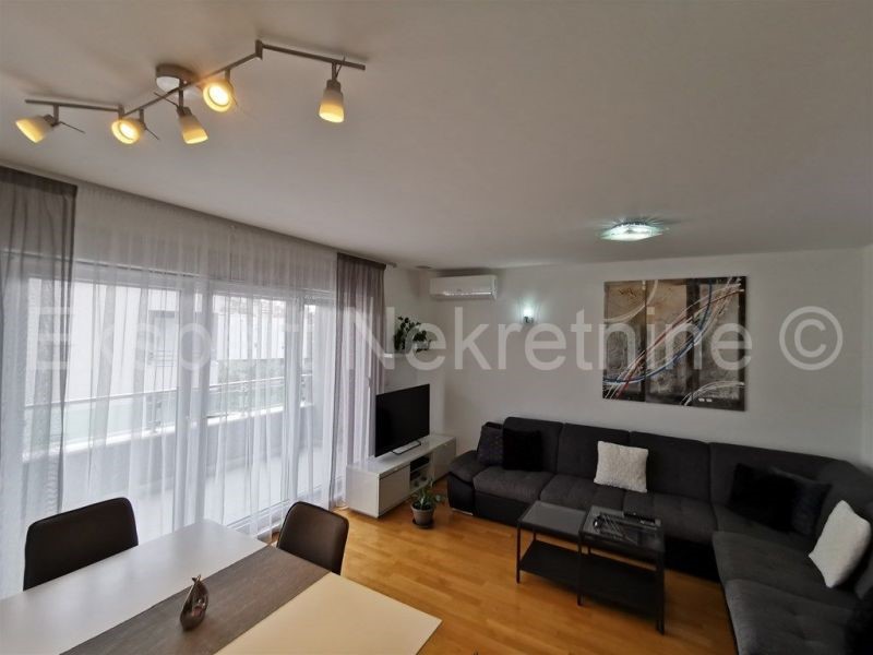 Podstrana, Strožanac, appartamento bilocale 77m2, garage