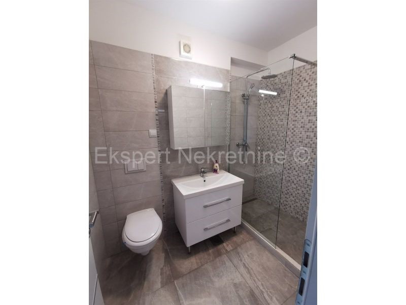 Podstrana, Strožanac, appartamento bilocale 77m2, garage