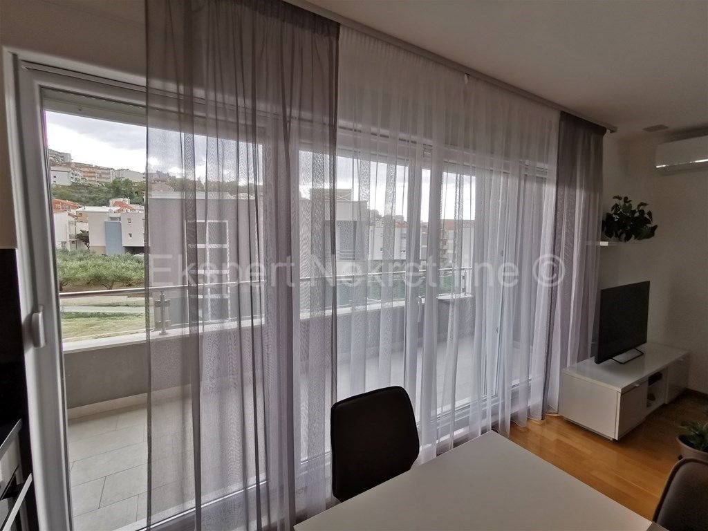 Podstrana, Strožanac, appartamento bilocale 77m2, garage