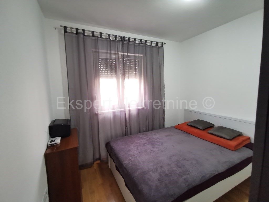 Podstrana, Strožanac, appartamento bilocale 77m2, garage