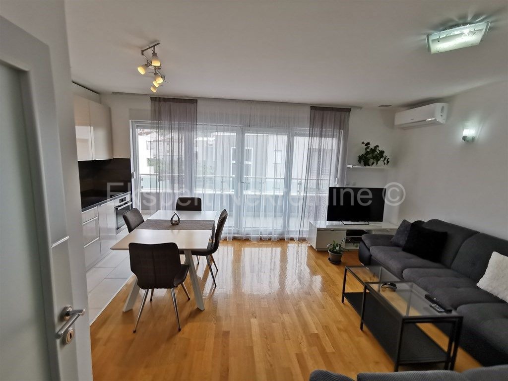 Podstrana, Strožanac, appartamento bilocale 77m2, garage