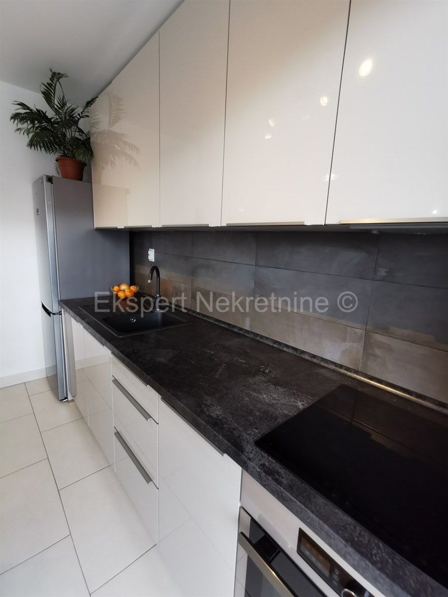 Podstrana, Strožanac, appartamento bilocale 77m2, garage