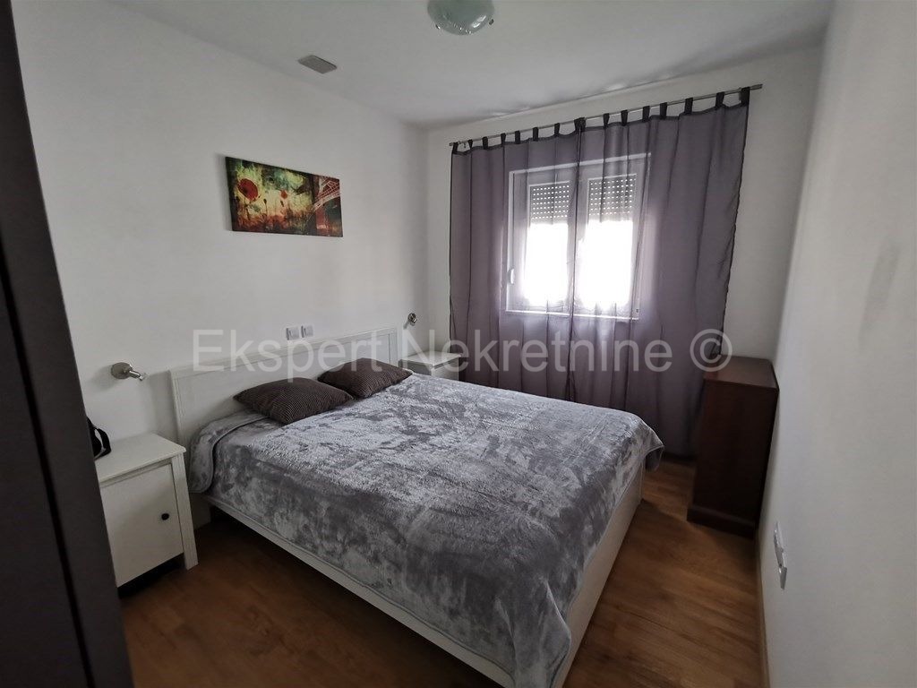 Podstrana, Strožanac, appartamento bilocale 77m2, garage