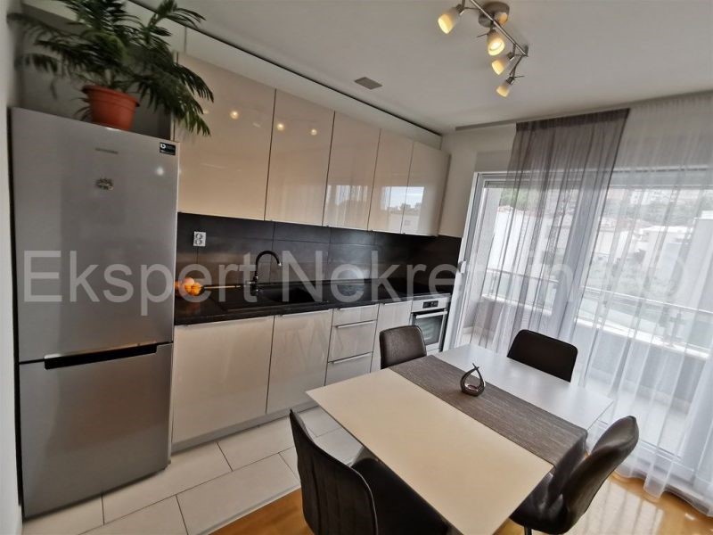 Podstrana, Strožanac, appartamento bilocale 77m2, garage