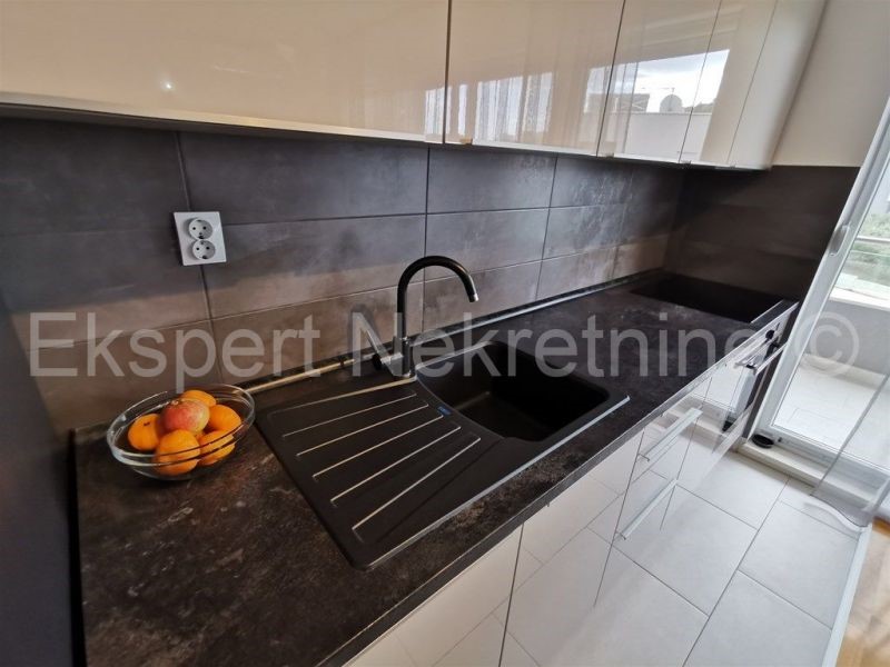 Podstrana, Strožanac, appartamento bilocale 77m2, garage