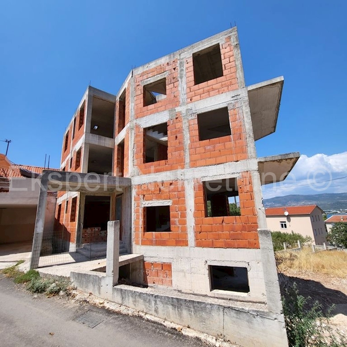 Trogir, Arbanija, casa non finita su 5 piani, 498 m2, vista mare