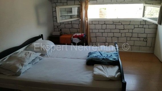 Trogir, casa in pietra a più piani di 120m2 nel centro storico