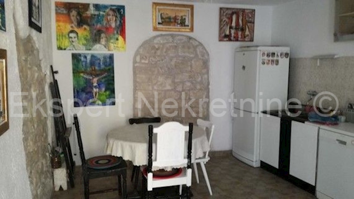 Trogir, casa in pietra a più piani di 120m2 nel centro storico