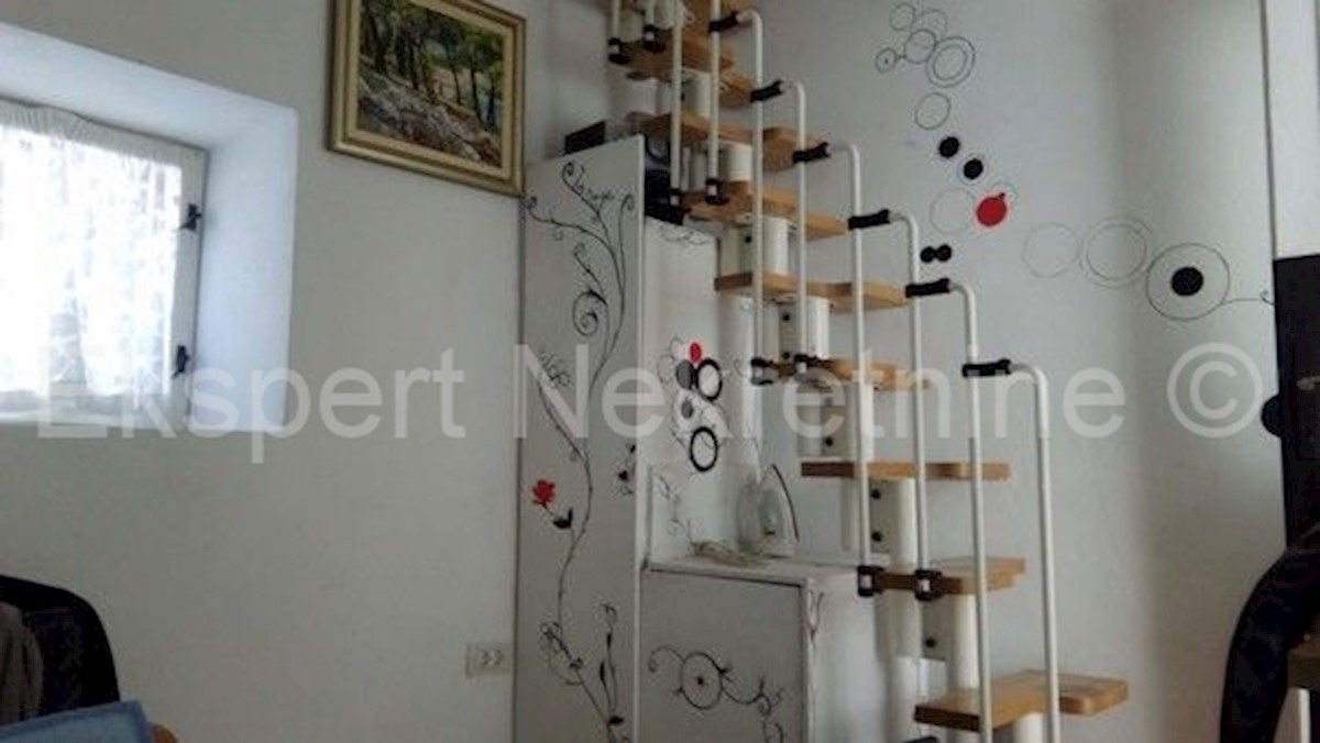 Trogir, casa in pietra a più piani di 120m2 nel centro storico