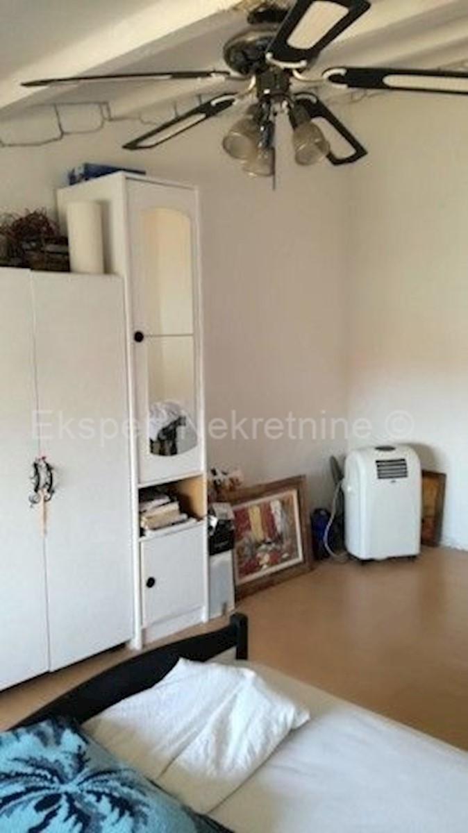 Trogir, casa in pietra a più piani di 120m2 nel centro storico