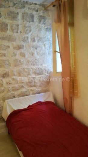 Trogir, casa in pietra a più piani di 120m2 nel centro storico