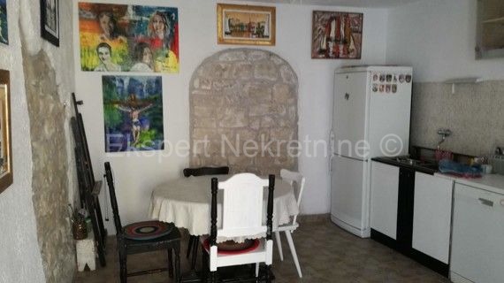 Trogir, casa in pietra a più piani di 120m2 nel centro storico