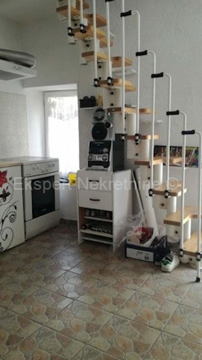 Trogir, casa in pietra a più piani di 120m2 nel centro storico