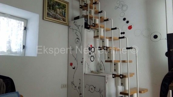 Trogir, casa in pietra a più piani di 120m2 nel centro storico