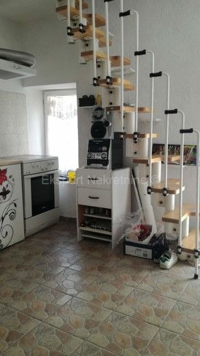 Trogir, casa in pietra a più piani di 120m2 nel centro storico