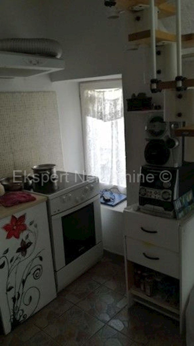 Trogir, casa in pietra a più piani di 120m2 nel centro storico