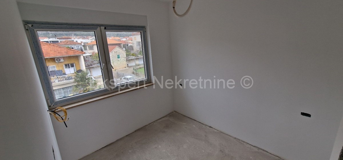 Trogir, appartamento con 2 camere da letto 67m2 + terrazza sul tetto (73m2), di nuova costruzione, vicino al centro