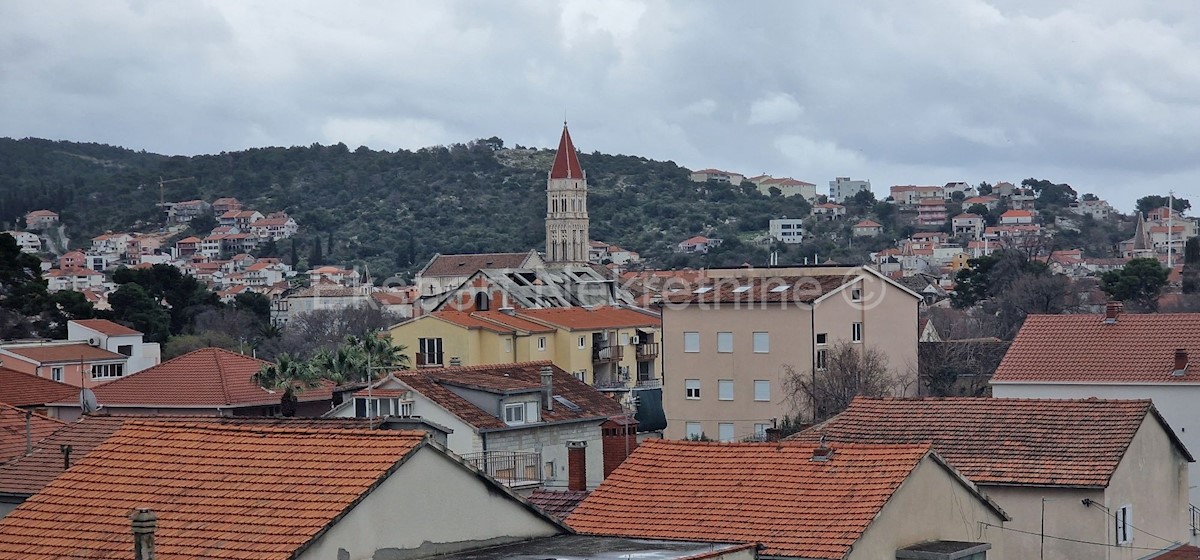 Trogir, appartamento con 2 camere da letto 67m2 + terrazza sul tetto (73m2), di nuova costruzione, vicino al centro