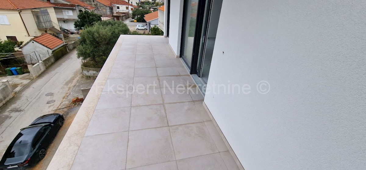 Trogir, appartamento con 2 camere da letto 67m2 + terrazza sul tetto (73m2), di nuova costruzione, vicino al centro