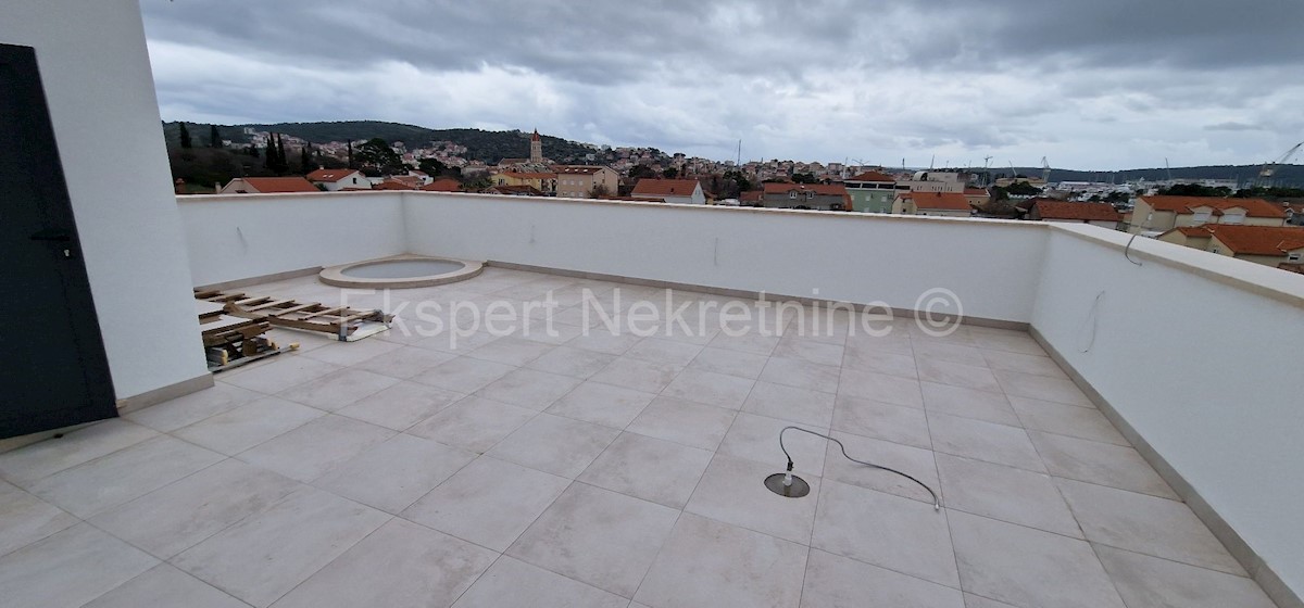 Trogir, appartamento con 2 camere da letto 67m2 + terrazza sul tetto (73m2), di nuova costruzione, vicino al centro