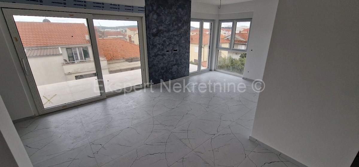 Trogir, appartamento con 2 camere da letto 67m2 + terrazza sul tetto (73m2), di nuova costruzione, vicino al centro