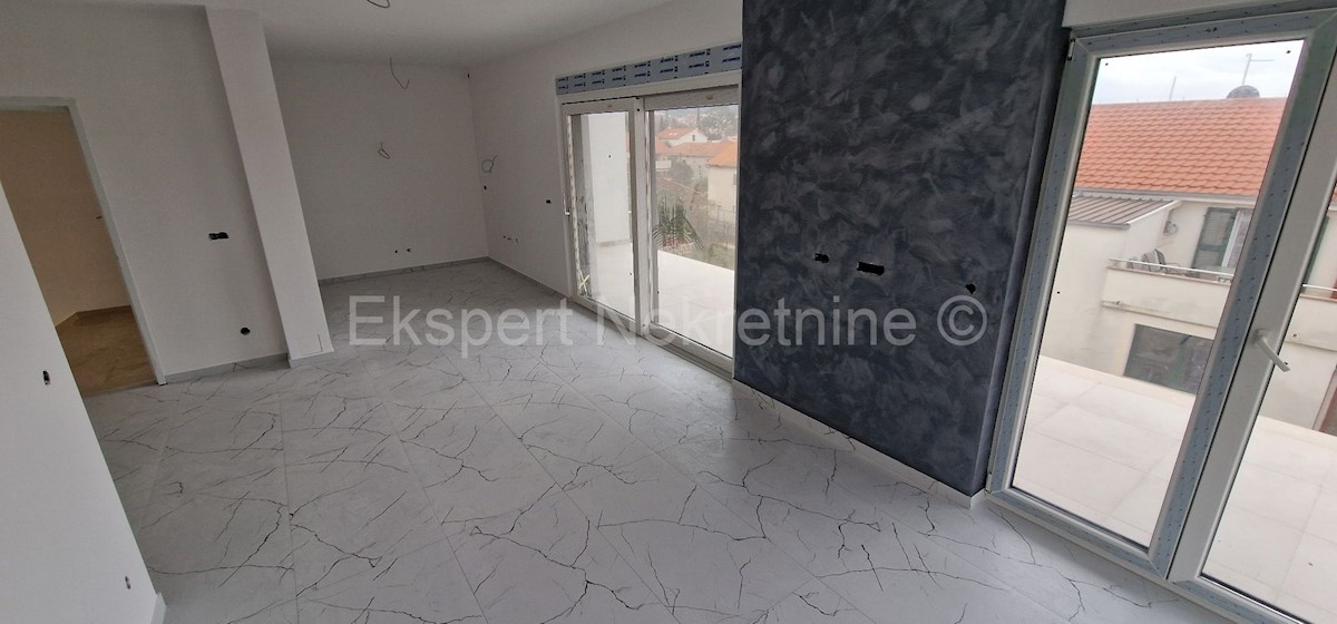 Trogir, appartamento con 2 camere da letto 67m2 + terrazza sul tetto (73m2), di nuova costruzione, vicino al centro