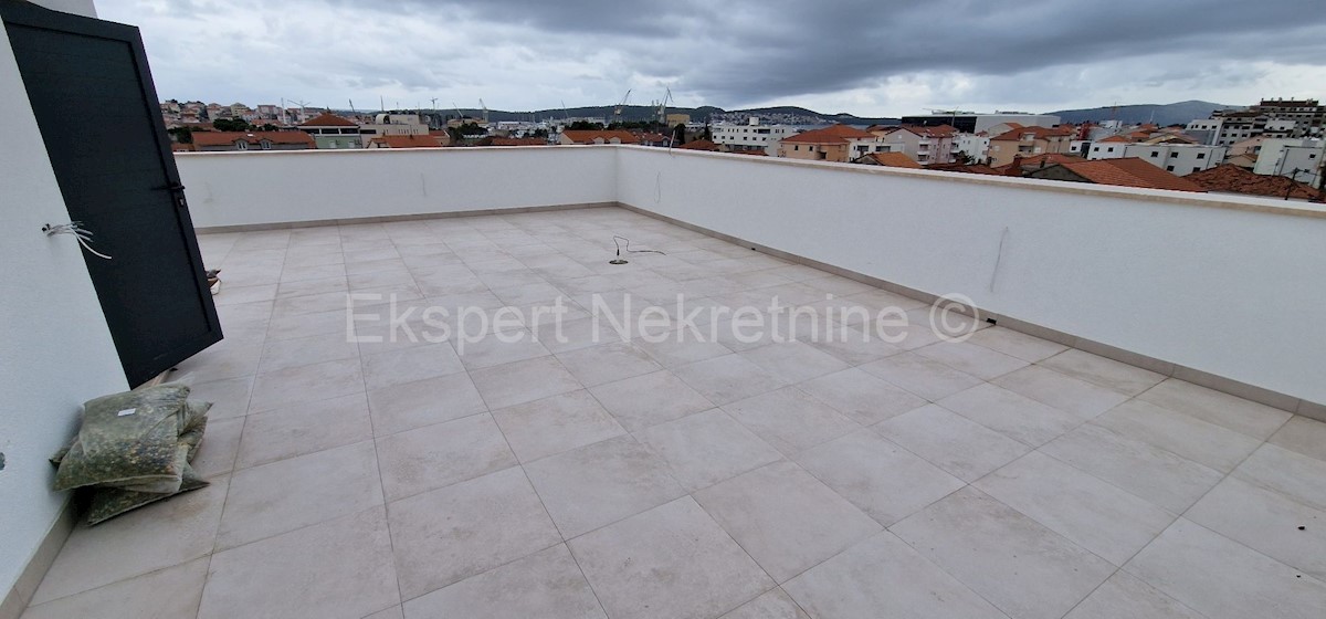 Trogir, appartamento con 2 camere da letto 67m2 + terrazza sul tetto (73m2), di nuova costruzione, vicino al centro