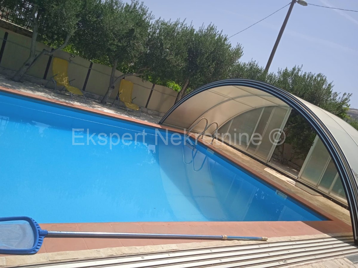 Plano, detached house 520m2 with swimming pool 62m2 on a plot of 790m2