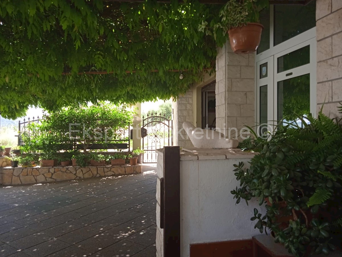 Plano, detached house 520m2 with swimming pool 62m2 on a plot of 790m2