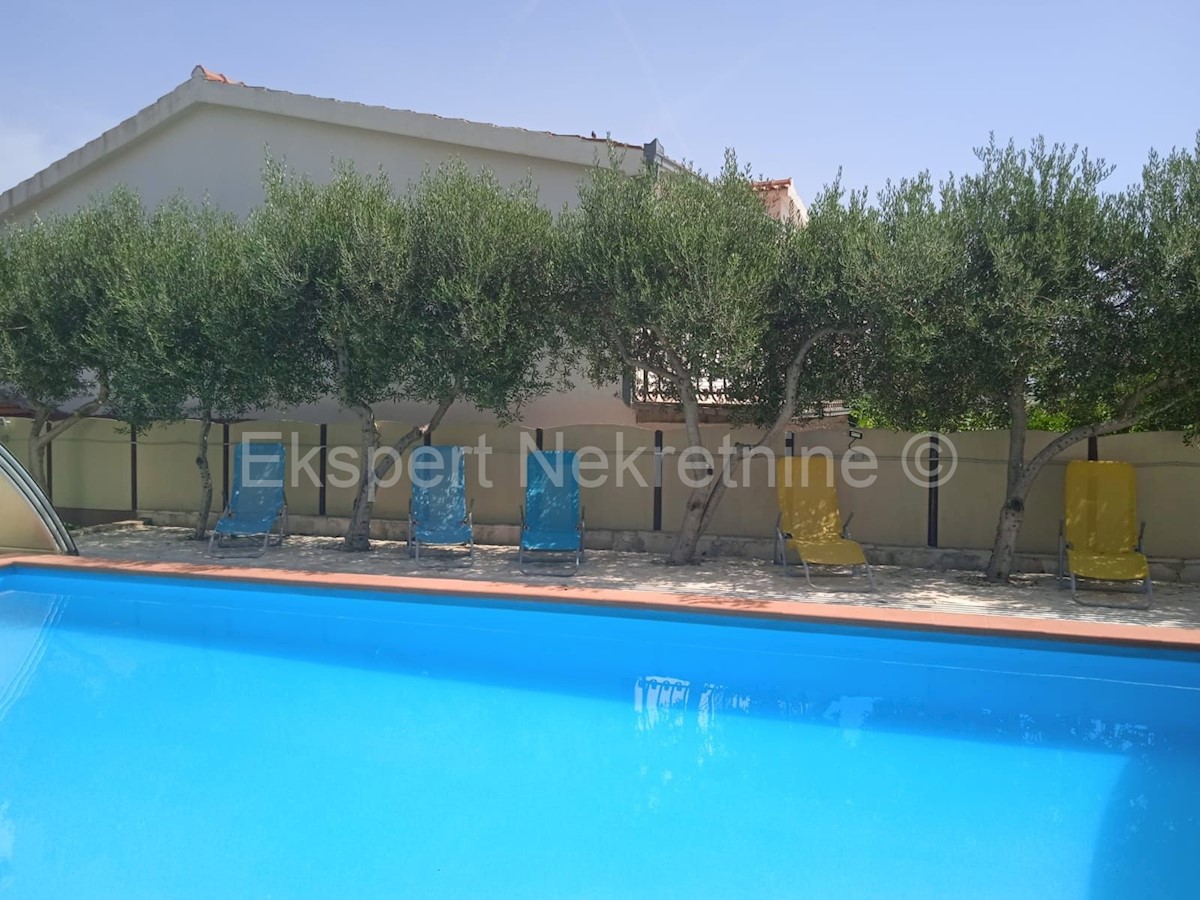 Plano, detached house 520m2 with swimming pool 62m2 on a plot of 790m2